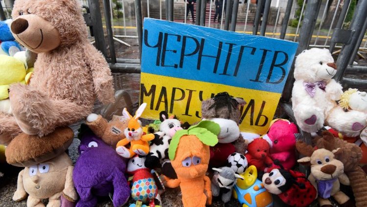 Brinquedos de pelúcia foram colocados em uma cerca do lado de fora do prédio do parlamento durante uma manifestação contra a guerra na Ucrânia em Podgorica em 3 de abril de 2022. (Foto de SAVO PRELEVIC / AFP)