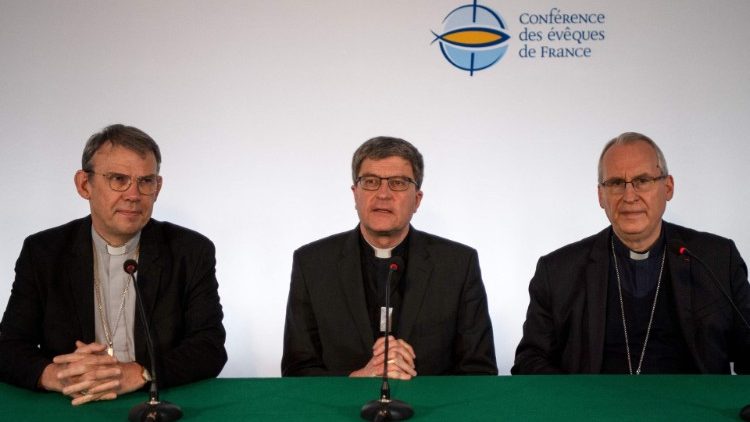 Mgr Éric de Moulins-Beaufort (au centre), Mgr Dominique Blanchet (à g.) et Mgr Vincent Jordy (à dr.) le 7 avril 2022 à Lourdes