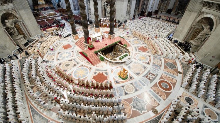 Róma püspöke és a papok ölelik át az Úr oltárát  