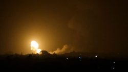 L'esplosione durante il raid aereo a Rafah, nel sud di Gaza (AFP)