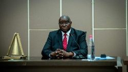Le ministre de la justice centrafricain, Arnaud Djubaye Abazen, attend l'ouverture du procès de la Cour Spéciale Internationale à Bangui, le 19 avril 2022.
