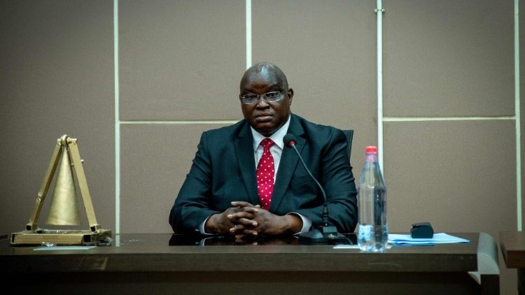 Le ministre de la justice centrafricain, Arnaud Djubaye Abazen, attend l'ouverture du procès de la Cour Spéciale Internationale à Bangui, le 19 avril 2022.