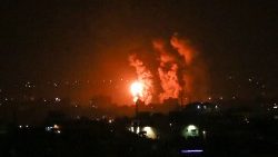 Le fiamme nel centro di Gaza a seguito dell'attacco israeliano (Bashar Taleb / Afp)