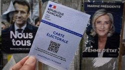 Affiches de la campagne présidentielle française à Montpellier, le 21 avril 2022. 