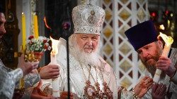 Patriarch Kyrill (links)