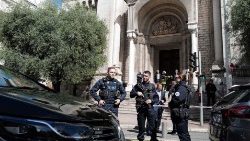 Des policiers se tiennent devant l'église niçoise de Saint Pierre d'Arène, après l'agression d'un prêtre, en France, le 24 avril 2022. 