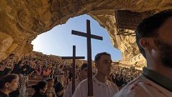 Des chrétiens coptes-orthodoxes d'Égypte processionnent pour le Chemin de Croix du Vendredi Saint, le 22 avril 2022, au monastère copte-orthodoxe Saint-Simon au Caire. 