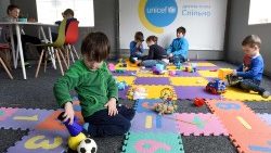 Kinder spielen in einem UNICEF-Zelt in Lviv