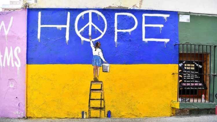 Straßenkunst von "TV Boy" auf einer Mauer in Barcelona (30.4.20229): Auf einer Ukraine-Flagge ist das englische Wort Hope (Hoffnung) zu lesen und das Friedenssymbol zu sehen 