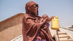 Una donna impegnata nell’approvvigionamento dell'acqua in Etiopia. L'importanza delle donne nel dibattito sul cambiamento climatico in un simposio all'Auxiium