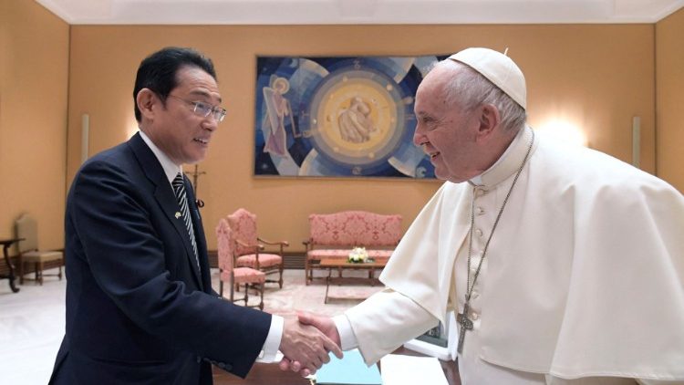 Ferenc pápa Fumio Kishida japán miniszterelnökkel