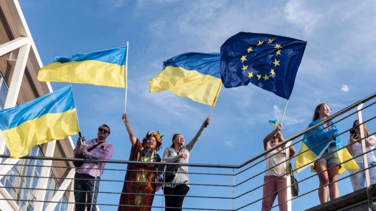 Banderas flameantes en apoyo a Ucrania y Europa