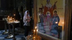 Une femme en prière dans la cathédrale orthodoxe saint-Vladimir de Kiev, sous juridiction de l'Église orthodoxe d'Ukraine. 