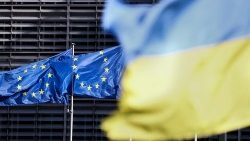 Fahnen der EU und der Ukraine