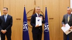 Der finnische Botschafter Klaus Korhonen (l) und der schwedische Botschafter Axel Wernhoff (r) überreichen dem Nato-Generalsekretär Jens Stoltenberg die Anträge ihrer Länder auf die Nato-Mitgliedschaft