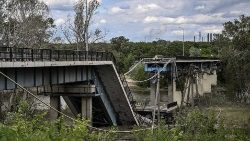 Zerstörte Brücke im umkämpften Donbass (Ukraine), am Sonntag