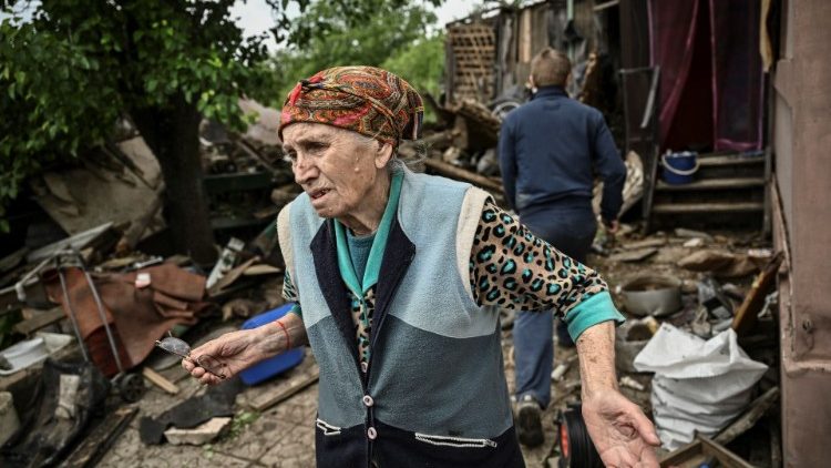 Eine Seniorin in den Trümmern ihres Hauses: Bakhmut im Donbass, am 22. Mai