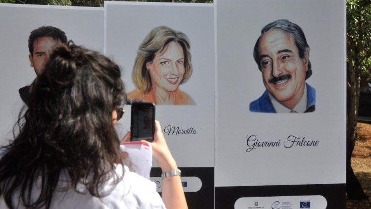 Opfer der Mafia: Giovanni Falcone und Francesca Morvillo auf Erinnerungsbildern in Palermo