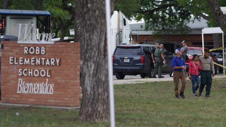 टेक्सास प्राथमिक विद्यालय में किशोर बंदूकधारी ने 19 बच्चों की हत्या की