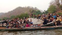 Fugindo de bombardeios do exército no Estado de Karen, birmaneses tentam atravessar rio Salween, na fronteira com a Tailândia. (Photo by Ei Tu Hta Community Leaders/AFP)
