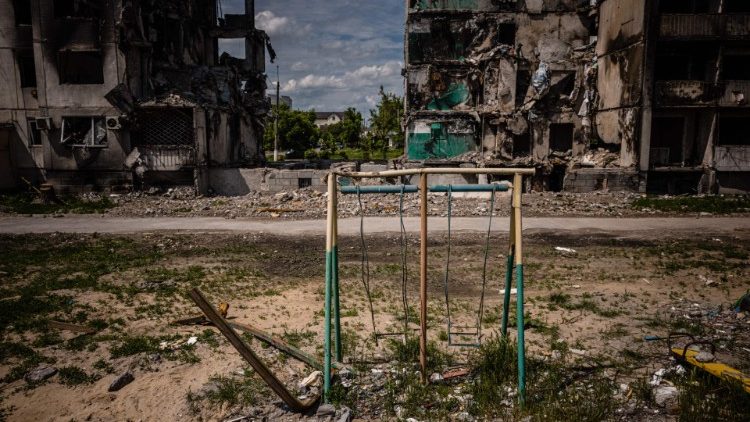 Playground e prédios destruídos por mísseis russos em Borodyanka. (Photo by Dimitar Dilkoff)