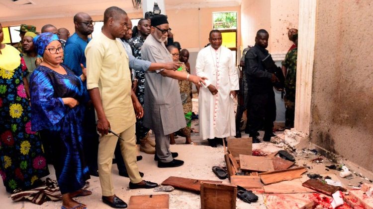 A nigériai terrortámadás nyomai a Xavéri Szent Ferenc templomban