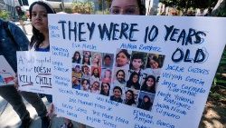 Immagini da una "Marcia per le nostre vite", di bambini, genitori e attivisti contro l'uso delle armi dopo le ultime stragi nelle scuole. Qui in California l' 11 giugno
