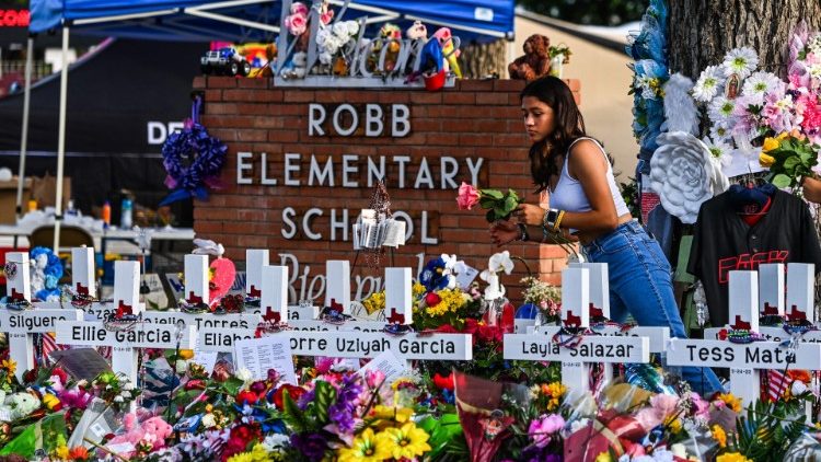 Tưởng nhớ các học sinh nạn nhân vụ xả súng ở trường tiểu học ở Uvalde, Texas