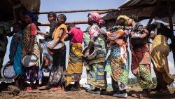Вътрешно разселени хора на опашка за обяд в Северно Киву, 14.06.2022