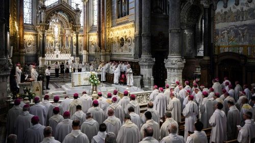 Les évêques de France lors de la messe en la Basilique Notre-Dame de Fourvière à Lyon, le 14 juin 2022