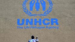 Frisch enthülltes Logo des UNHCR in 43 Metern Höhe an einem Wohngebäude in Berlin