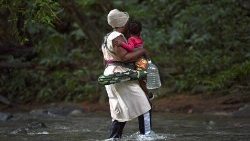 Una donna haitiana con bambino cerca di attraversare la giungla di Darien Gap tra Colombia e Panama