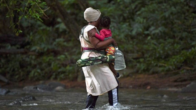 Uma mulher com sua filha ao longo da perigosa rota de Darién