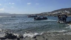 Aus Seenot gerettete Migranten werden im Juni auf die griechische Insel Mykonos gebracht