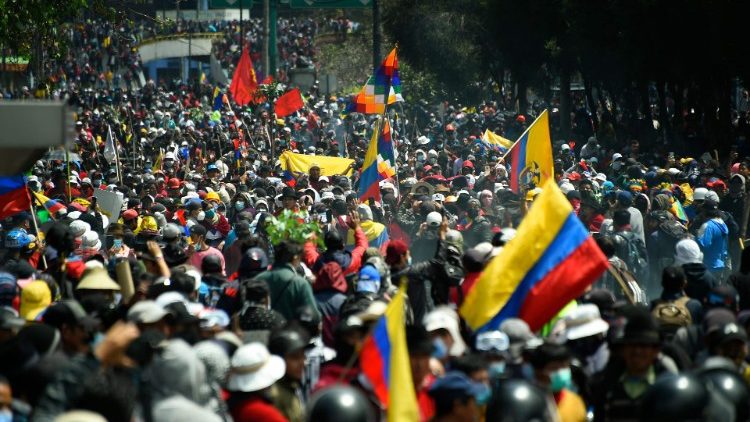 TOPSHOT-ECUADOR-INDIGENOUS-GOVERNMENT-PROTEST