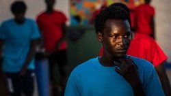멜리야 이주민센터의 수단 이주민. 지난 6월 24일 멜리야에서 최소 23명의 이주민이 숨졌다.
