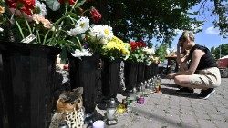 Дань памяти погибшим в торговом центре Кременчуга (июнь 2022 г.)