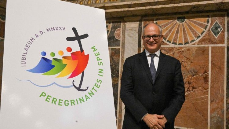 Roms Bürgermeister Gualtieri zeigt das Logo des Heiligen Jahres