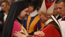Le Pape François et l'archevêque métropolitain Job Getcha, qui a conduit la délégation du Patriarcat œcuménique de Constantinople lors de la Sainte Messe au Vatican pour la Solennité des Saints Pierre et Paul. 
