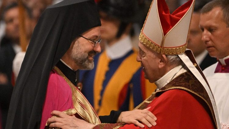 Le Pape François et l'archevêque métropolitain Job Getcha, qui a conduit la délégation du Patriarcat œcuménique de Constantinople lors de la Sainte Messe au Vatican pour la Solennité des Saints Pierre et Paul. 