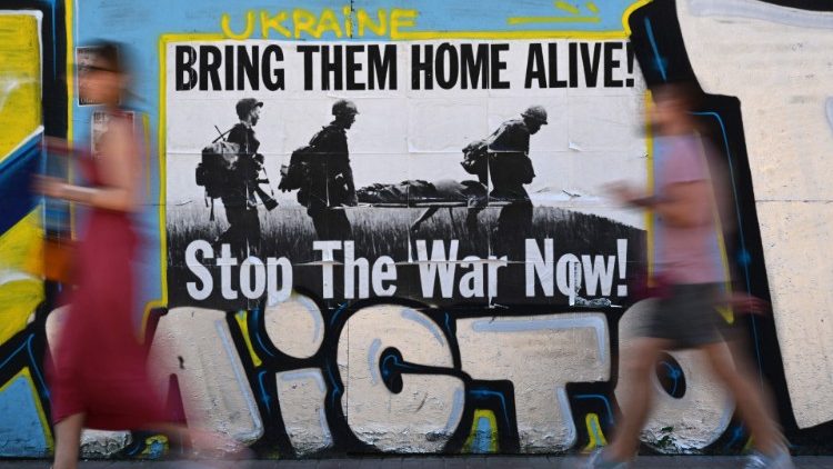 Một bức hình kêu gọi ngừng chiến tranh được vẽ trên một bức tường ở Kiev