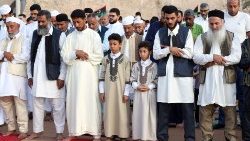Musulmani che pregano in Libia
