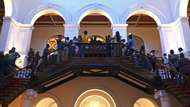 スリランカ・コロンボ　大統領公邸を占拠する人々　2022年7月10日