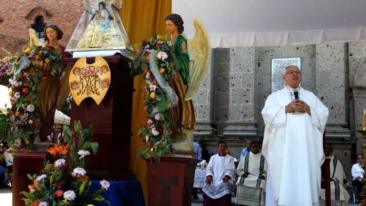 Kardinál Jose Francisco Robles během mše svaté po rozmachu násilností v Mexiku.