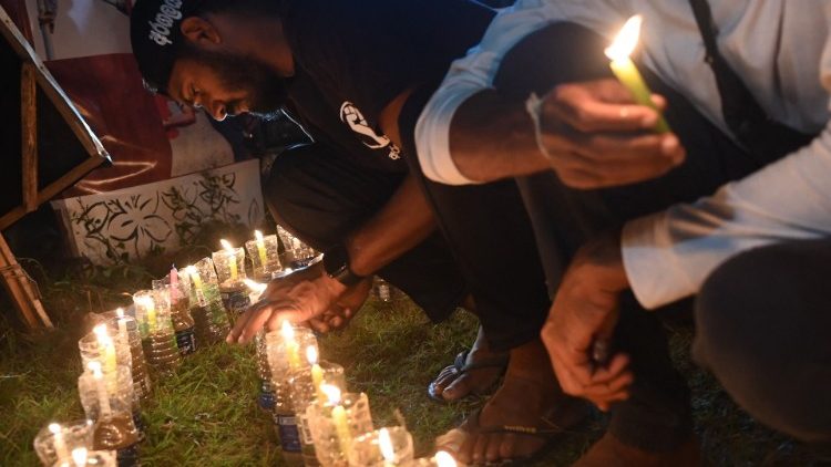 People hold a candlelight vigil for the victims and injured demonstrators during anti-government protests in Colombo on July 16, 2022
