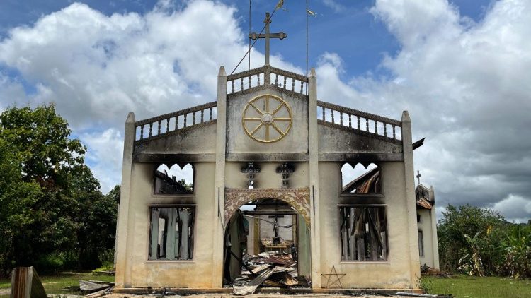 Une église incendiée dans le village de Daw Ngay Ku, dans l'est de la Birmanie, en juillet 2022. 