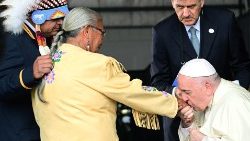 Le Pape François salue les membres d'une tribu autochtone lors de sa cérémonie d'accueil à l'aéroport international d'Edmonton en Alberta, dans l'ouest du Canada, le 24 juillet 2022.