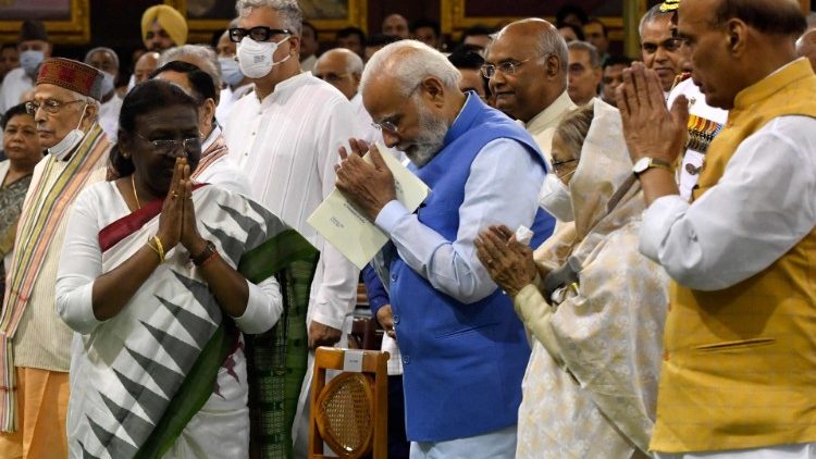 Droupadi Murmu mit Narendra Modi, hier in blau und rechts im Bild