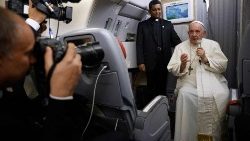 Le Pape François répondant aux journalistes sur le vol de retour du Canada, samedi 30 juillet 2022. 