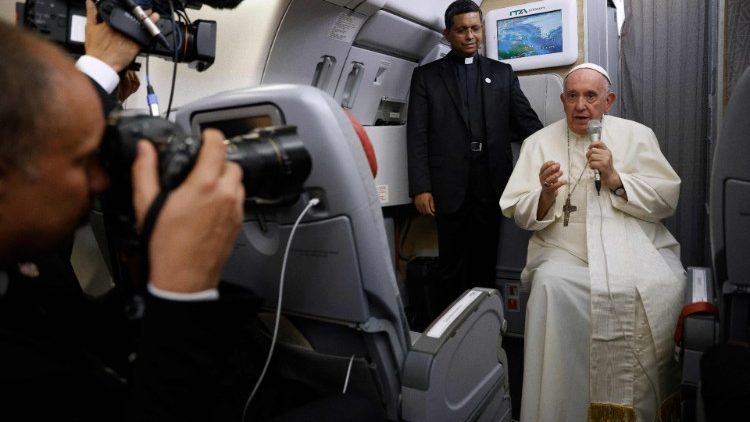 कनाडा से वाटिकन लौटते हुए विमान में पत्रकारों से वार्तालाप करते संत पापा फ्रांँसिस
